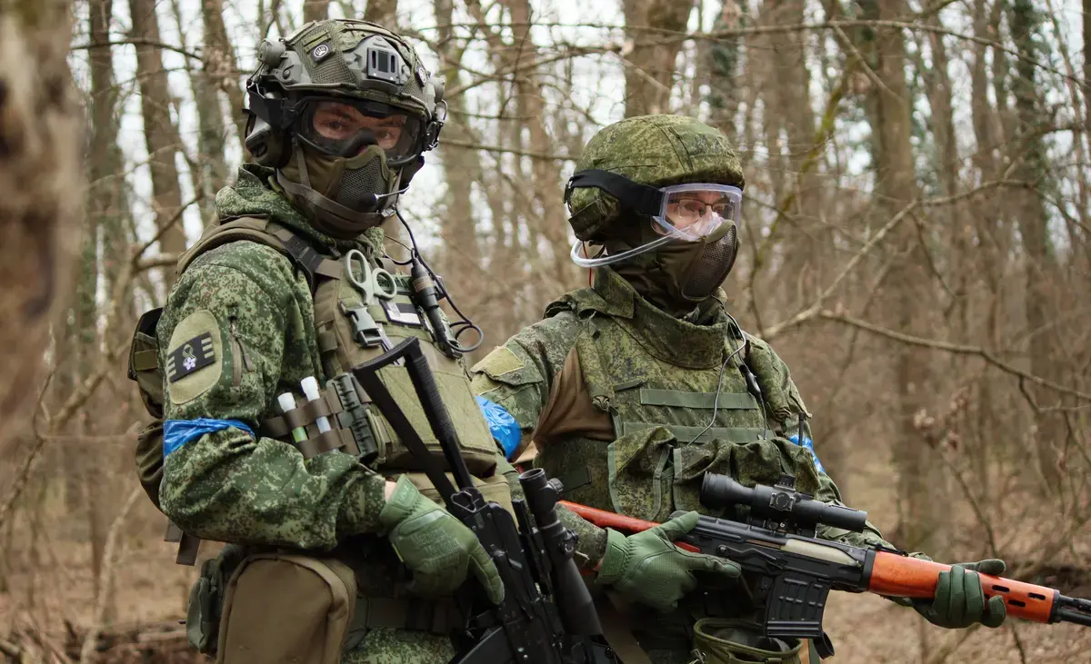 Dva Airsoft igrača u šumi na poligonu u železniku, sa snajper replikom i zaštitnom opremom