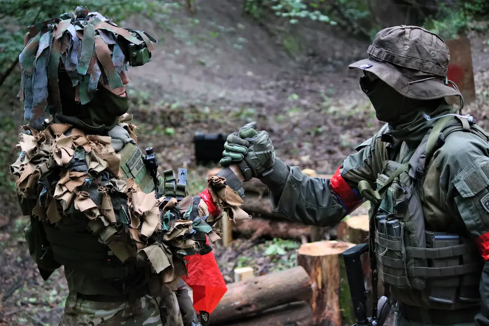 Igrači airsofta na poligonu u šumi u železniku, timska igra na poligonu u beogradu
