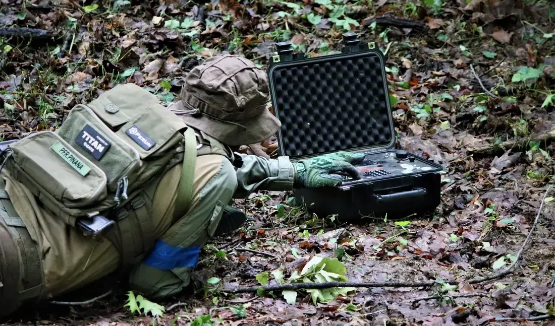 Airsoft igrač na železnik poligonu koristi ares alpha opremu